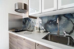 A kitchen or kitchenette at B&B Villa Genny a pochi passi dal mare