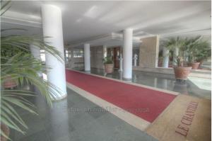 a hallway with white columns and a red carpet at Appartement Le Chantilly in Cagnes-sur-Mer