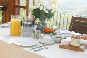 una mesa con platos y un vaso de zumo de naranja en Guinzano, en Gubbio