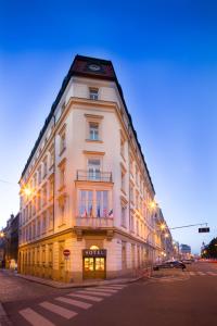 ein großes weißes Gebäude an der Ecke einer Straße in der Unterkunft Exe City Park Hotel in Prag