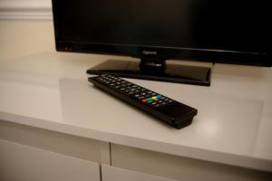 a remote control sitting on top of a desk at Brewers Lodge in Blackwood