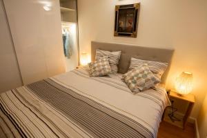 Un pat sau paturi într-o cameră la Central & Quiet Canal Apartment