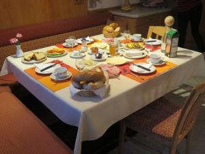 マトライ・イン・オストティロルにあるHaus Meixnerの食べ物と飲み物を入れたテーブル