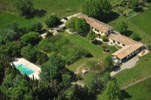 een luchtzicht op een landgoed met een zwembad bij Chambres d'Hotes Domaine des Machottes in Grans