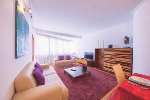 Welcome Barra Apartment في جافانها دا نازاري: غرفة معيشة مع أريكة وطاولة