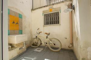 Ein Fahrrad, das in einem Badezimmer mit Waschbecken abgestellt ist in der Unterkunft Explore the Historic City on foot from an old town house in Lecce
