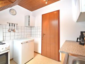 モースにあるFlat in Moos near Lake Constanceのキッチン(冷蔵庫付)、木製のドア