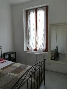 Schlafzimmer mit einem Bett und einem Fenster in der Unterkunft Milano Via Ripamonti IEO in Mailand