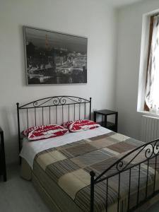 ein Schlafzimmer mit einem großen Bett mit roten Kissen in der Unterkunft Milano Via Ripamonti IEO in Mailand