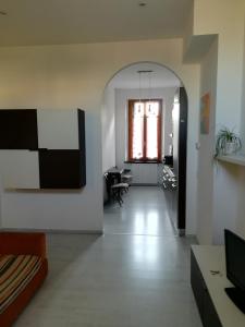 ein Wohnzimmer mit einem Flur mit einem Sofa und einem Fenster in der Unterkunft Milano Via Ripamonti IEO in Mailand