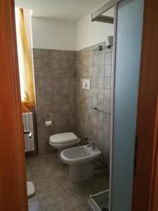 ein Bad mit einem WC und einem Waschbecken in der Unterkunft Milano Via Ripamonti IEO in Mailand