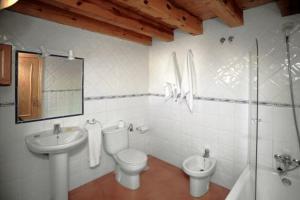 a bathroom with a sink and a toilet and a shower at Casa Rural Soportales de Peguerinos in Peguerinos