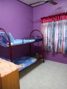Våningssäng eller våningssängar i ett rum på Syahril homestay