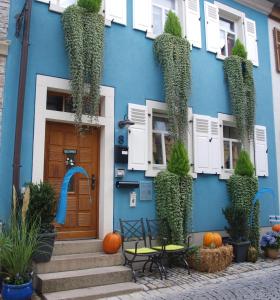 a blue building with pumpkins in front of a door at Ferienhaus Finster in Volkach