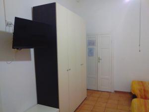 TV a/nebo společenská místnost v ubytování Albergo Cavour SELF CHECK-IN + 24 fotografií