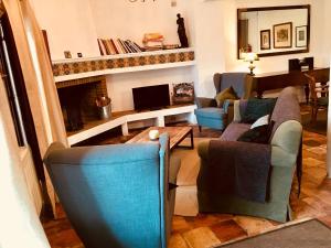sala de estar con 2 sofás y chimenea en Casa Rural Finca Buenavista, en Valdeganga de Cuenca