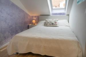 sypialnia z łóżkiem z poduszką i oknem w obiekcie Luxury 3-bedroom apartment Zen w Bol