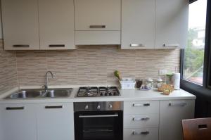 Una cocina o kitchenette en Appartamenti Sole delle Aci