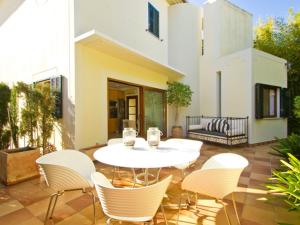 un patio con tavolo e sedie bianchi di Villa Arabella a Palma de Mallorca