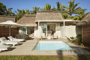 Bazén v ubytování LUX* Grand Gaube Resort & Villas nebo v jeho okolí
