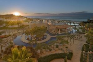 eine Luftansicht eines Resorts am Strand in der Unterkunft Pueblo Bonito Pacifica Golf & Spa Resort - All Inclusive - Adults Only in Cabo San Lucas