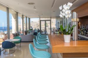 Ein Sitzbereich in der Unterkunft Lindos Blu Luxury Hotel-Adults only