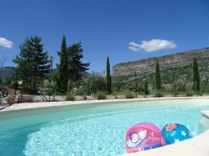 - une piscine avec deux balles dans l'eau dans l'établissement La Gravelière, à Rémuzat