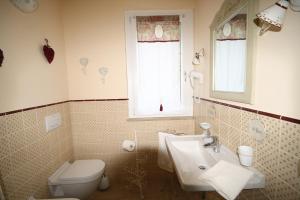 A bathroom at La cicala stonata