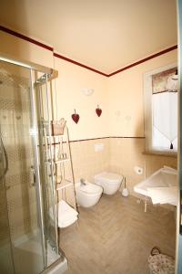 A bathroom at La cicala stonata Még 37 kép