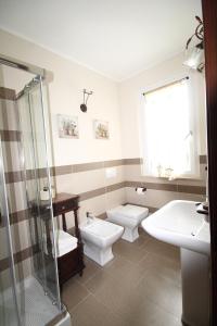 A bathroom at La cicala stonata