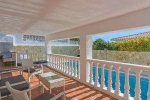 d'un balcon avec vue sur la piscine. dans l'établissement Cubo's Villa Marieli Chilches, à Xilxes