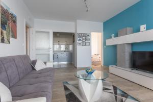 sala de estar con sofá y mesa de cristal en Apartment Lucija en Dubrovnik