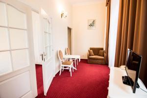 Televízia a/alebo spoločenská miestnosť v ubytovaní Hotel Piast