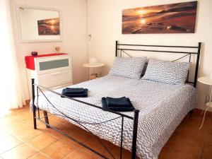 シラクーサにあるCharming Apartment Ortigiaの黒枠のベッド1台が備わるベッドルーム1室