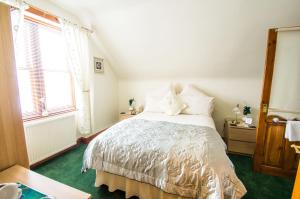 1 dormitorio con cama y ventana en Anchorage B&B, en Cockenzie