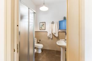 サンタ・ヴェネリーナにあるB&B La casa di Pippinittoのバスルーム(トイレ、洗面台付)