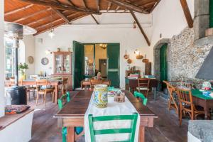 A seating area at Etna B&B La casa di Pippinitto