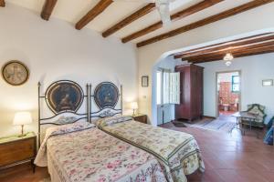 ein Schlafzimmer mit einem Bett in einem Zimmer in der Unterkunft B&B La casa di Pippinitto in Santa Venerina