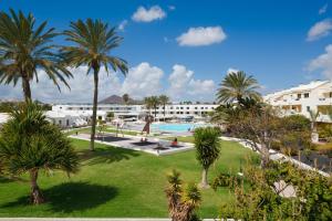 z góry widok na ośrodek z palmami i basenem w obiekcie Apartamentos Santa Rosa w Costa Teguise