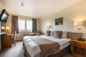 Łóżko lub łóżka w pokoju w obiekcie Poole Quay Hotel