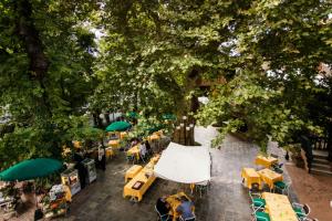 an overhead view of a patio with tables and umbrellas at Residenza d'Epoca Albergo Quattro Fontane in Venice-Lido
