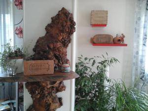 una pila de madera en un estante en una habitación en Chez Evelyne chambre d'hôtes chez l'habitant, en Verdún