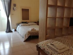 レッチェにあるLa casa di Chiccaのベッドルーム1室(ベッド2台、大きな窓付)