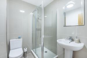 Bilik mandi di Corporate Accommodation, Contractor Housing & Leisure Stays at Abbeygate One