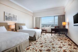 Кровать или кровати в номере Grand Mercure Medan Angkasa +28 фотографий
