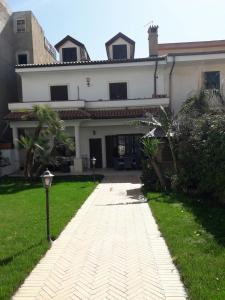 uma casa com um passadiço à sua frente em Villa Rò Luxury em Licata