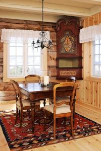 een eetkamer met een houten tafel en stoelen bij Bjerkeløkkja Bed and Breakfast in Oppdal