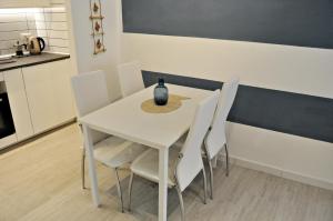 Кухня или мини-кухня в Nibea Suite Apartment
