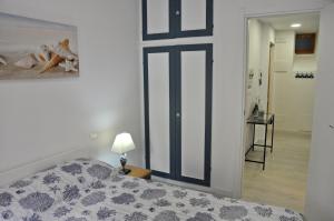 una camera con un letto e una foto appesa al muro di Nibea Suite a Manarola