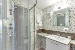 Ванна кімната в The Originals Access, Hotel Thouars